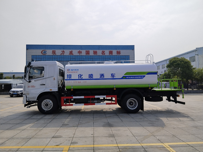 15方灑水車采用東風(fēng)華神